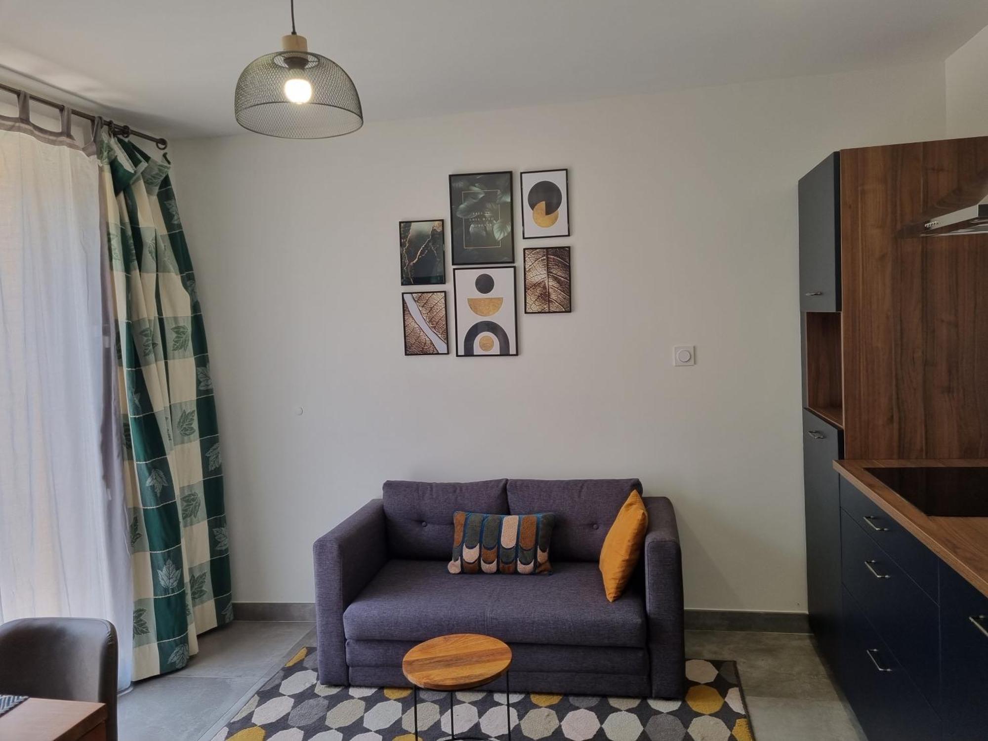 Quiet In A Setting Apartment *